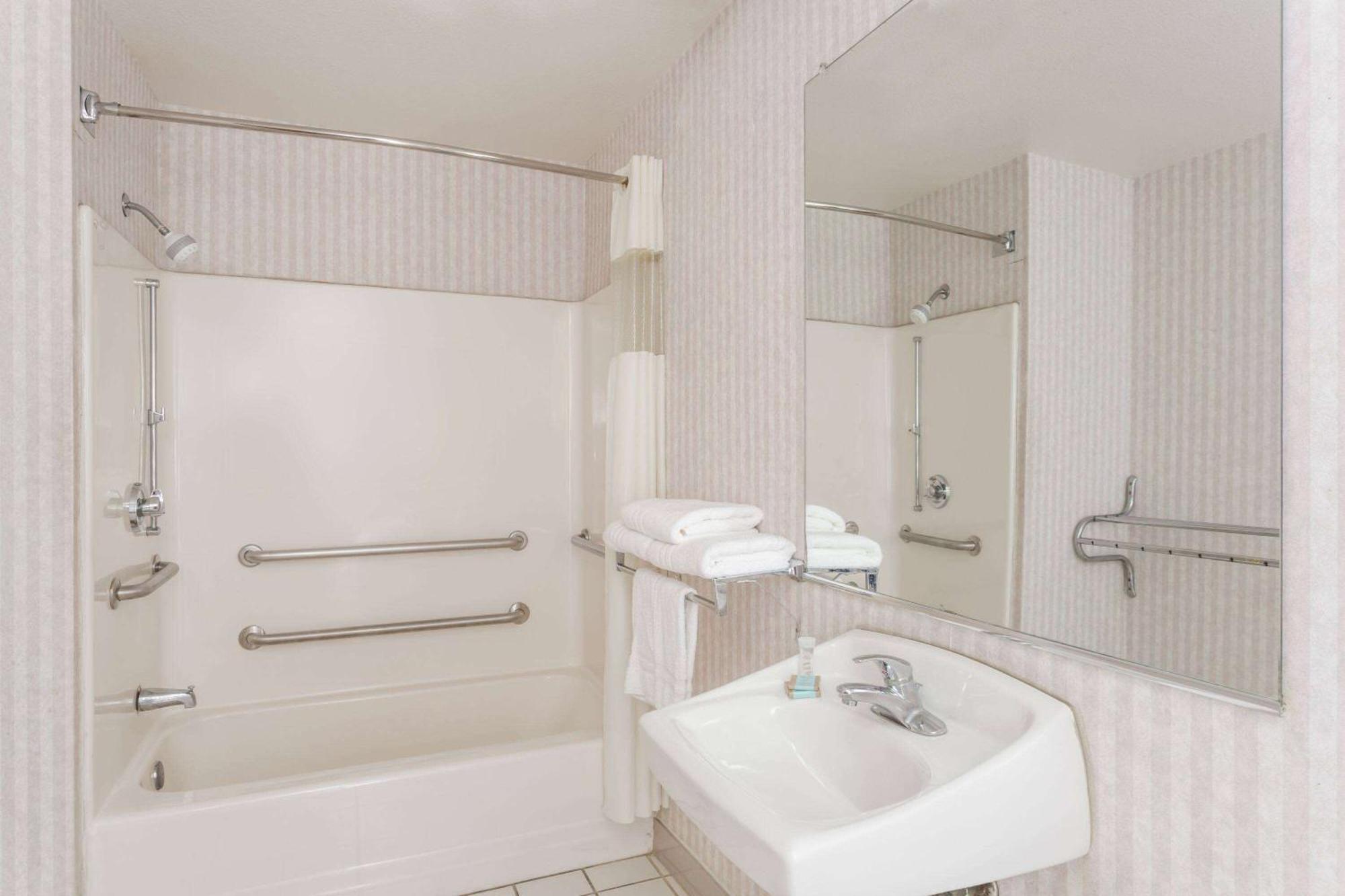 Days Inn By Wyndham Phoenix West Bagian luar foto